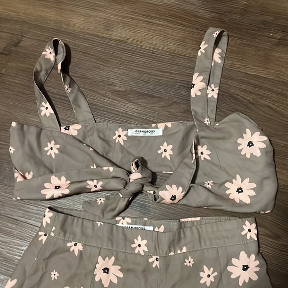 2 piece floral set. Tie knot top and high waisted bell bottoms - Picture 2 of 3